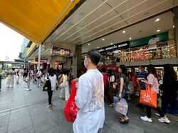 Lucky Plaza (D9), Retail #551430641